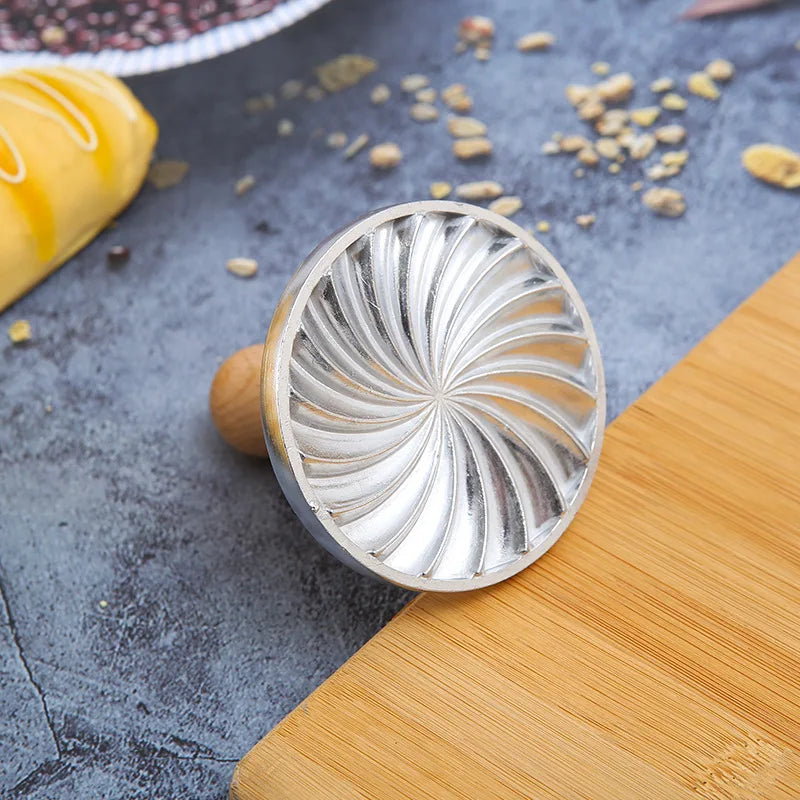 6/3/1 Cookie Cutter Aluminum Alloy Cookie Stamps Wooden Handle Smile Heart Pattern DIY Hand Press Cookie Mold for Festival Party Oasis Select vortex