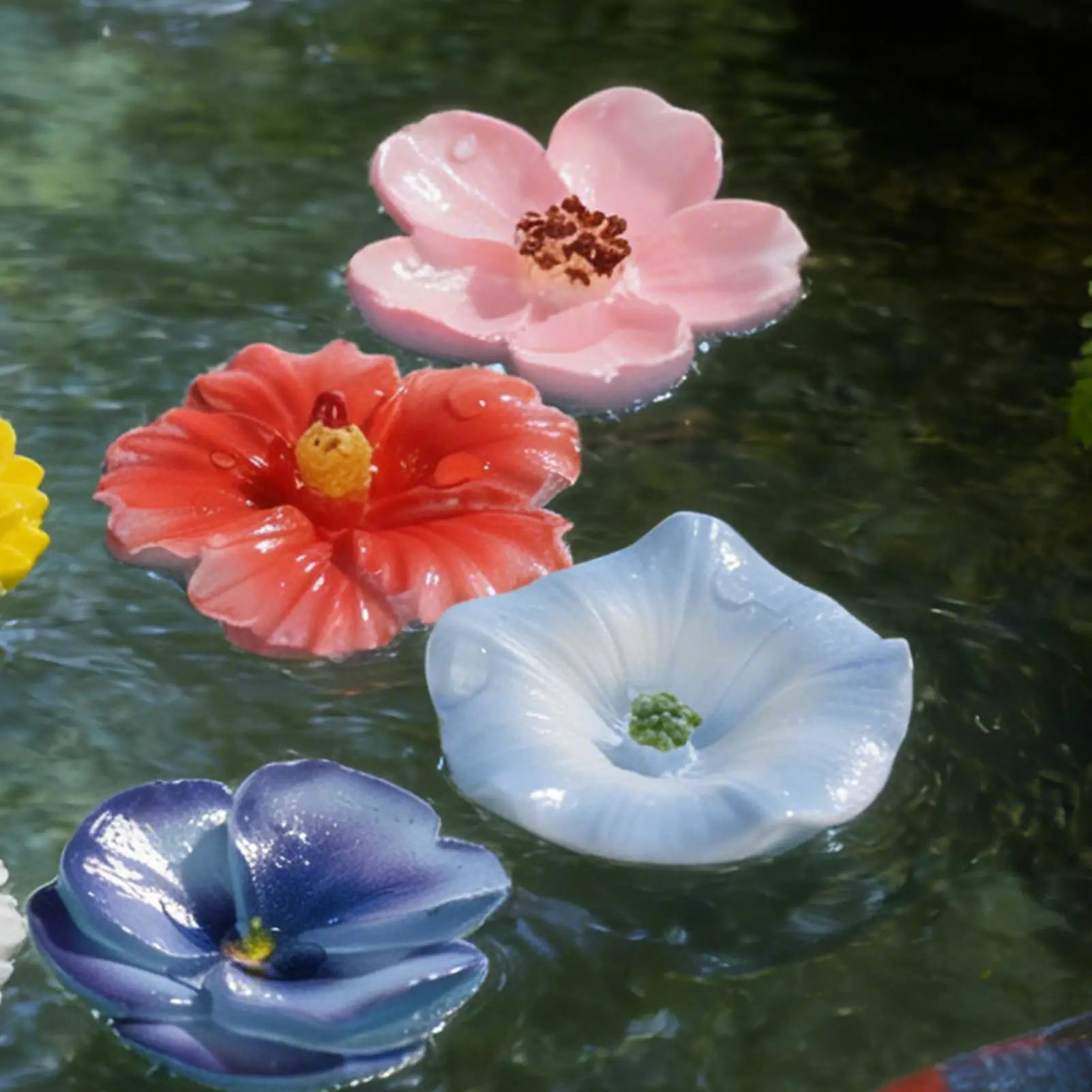 8 Pieces Aesthetic Weatherproof Flower Bee Feeder Floating Bee Station Outdoor Decor for Garden Patio Balcony Pond Wild Bird Oasis Select