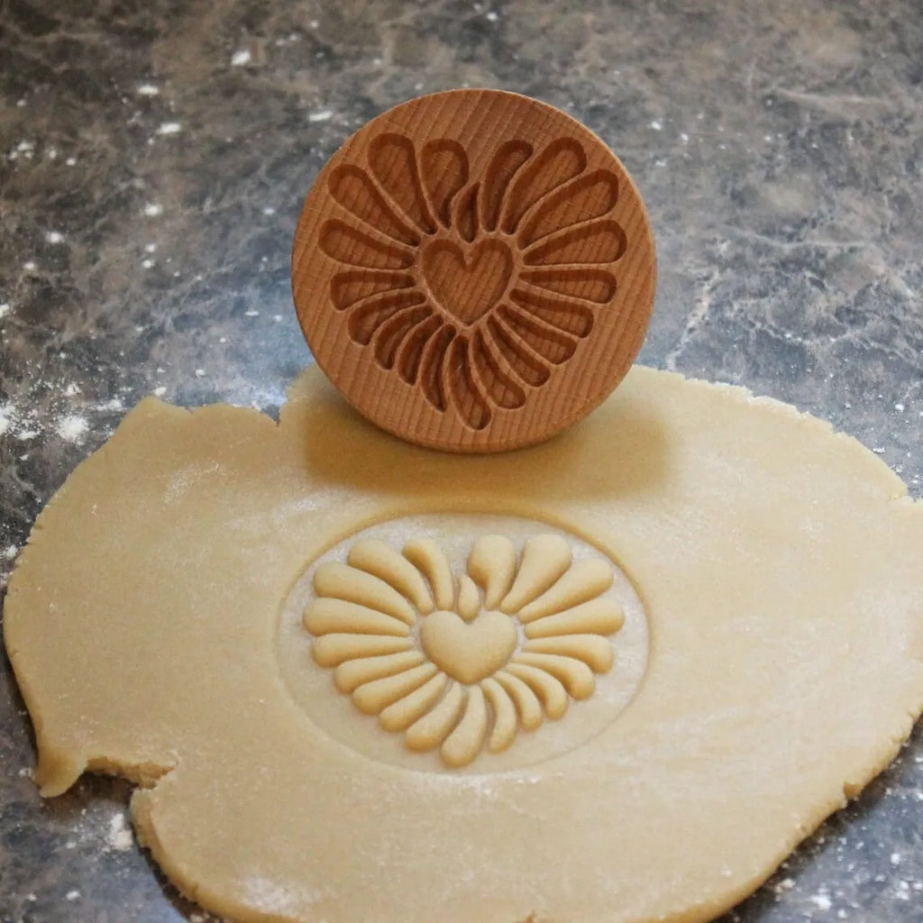 Carving Wood Kitchen Biscuit Mold Carving Cookie Mold Cutter Gingerbread Biscuit Crisp Cake Mold Cookie Stamp Oasis Select Heart shape