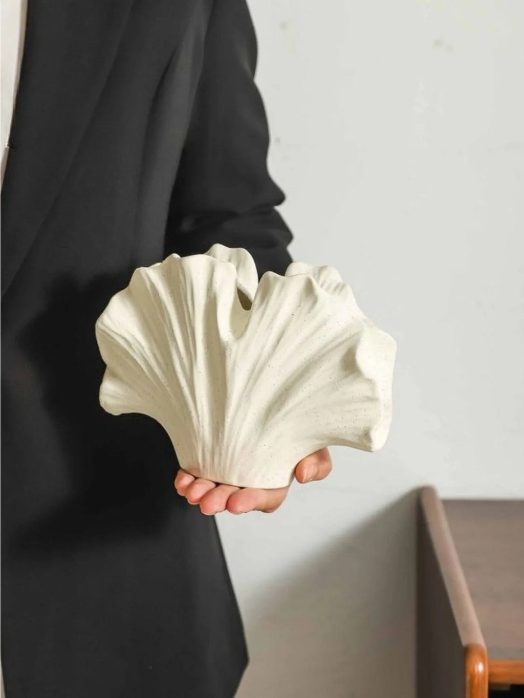 Ceramic Leaf Shaped Flower Vase Nordic Retro Homestay Living Room Vase Desktop Ornament Dry and Wet Flower Bottle Home Decor Oasis Select