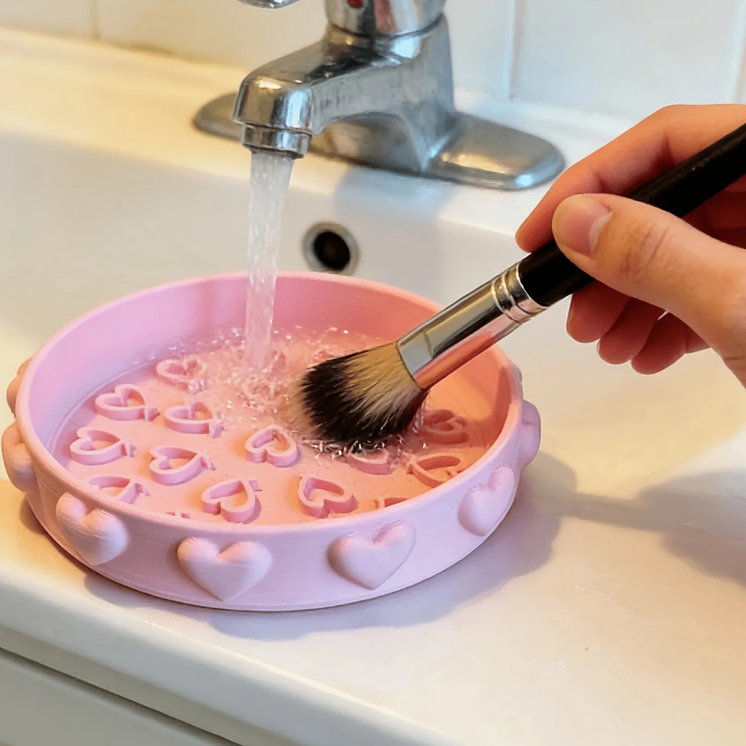 Cute Heart Pattern Brush Cleaning Tray Desktop Beauty Cleaning Tool Makeup Brush Cleaner Bowl Portable Cleaning and Storage Tool Oasis Select