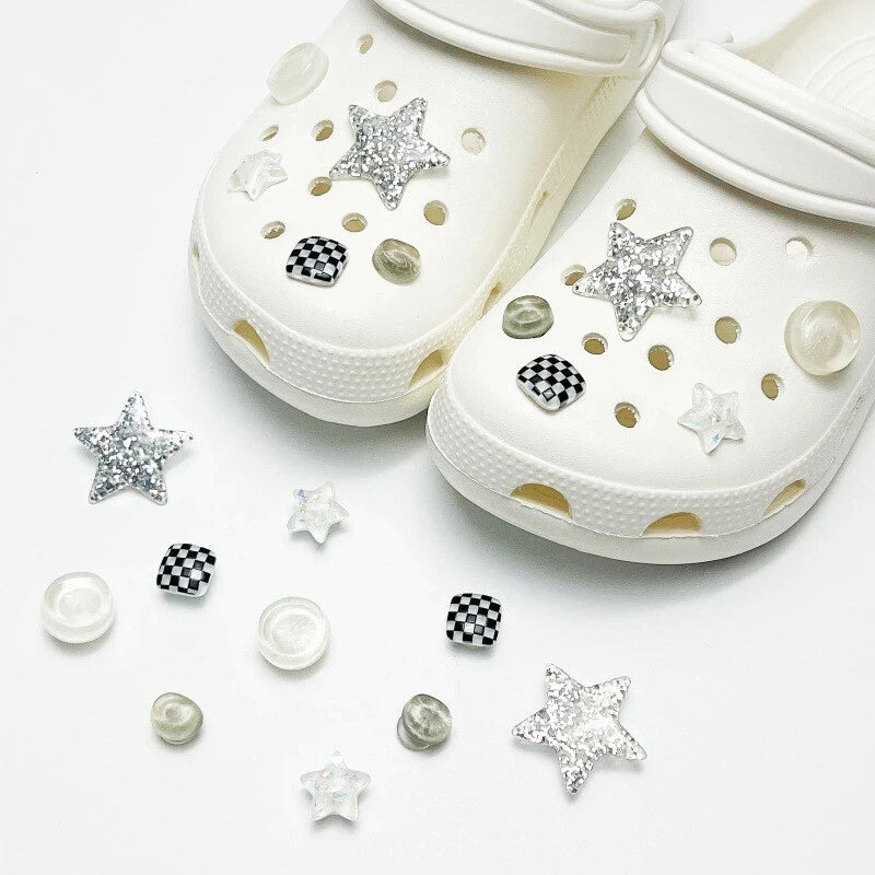Fashionable shoe accessory set, with a shoe chain clasp, removable, suitable for sandals and flip-flops. Oasis Select