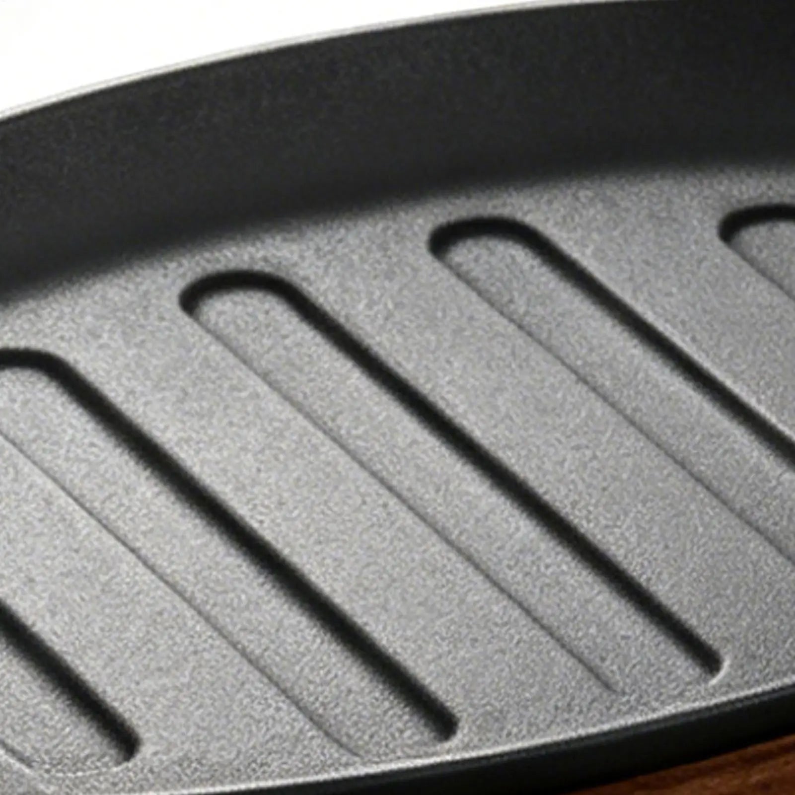 Cast Iron Oval Shape Restaurant Barbecue Plate Steak Sizzling Hot Pan Plate with Wooden Base Teppanyaki Grilled Fish Tray Oasis Select