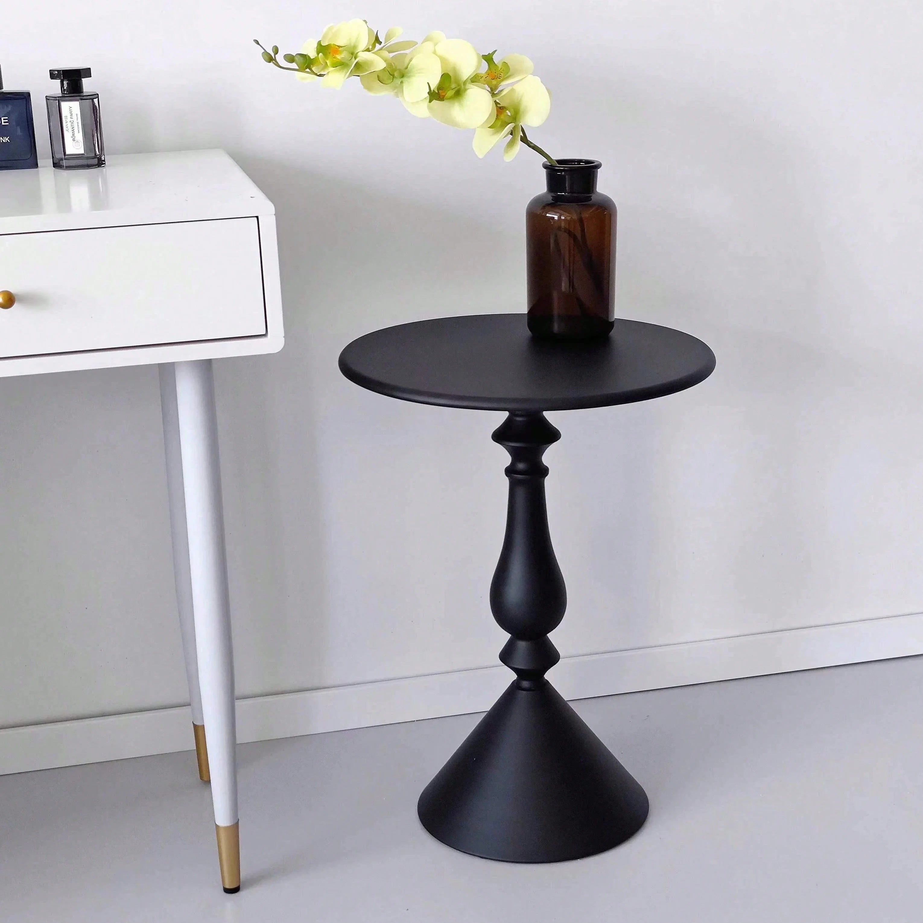 Nordic Style Coffee Table Moving Side Table Sofa End Table Luxurious Elegant Small Round Table for Home Simple Nightstand Oasis Select black