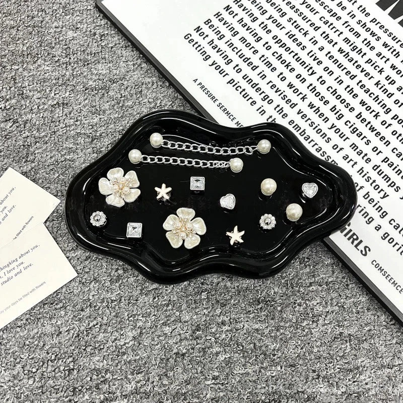 Fashionable shoe accessory set, with a shoe chain clasp, removable, suitable for sandals and flip-flops. Oasis Select