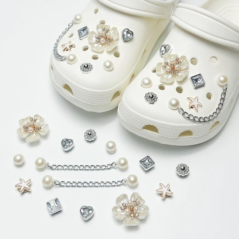 Fashionable shoe accessory set, with a shoe chain clasp, removable, suitable for sandals and flip-flops. Oasis Select