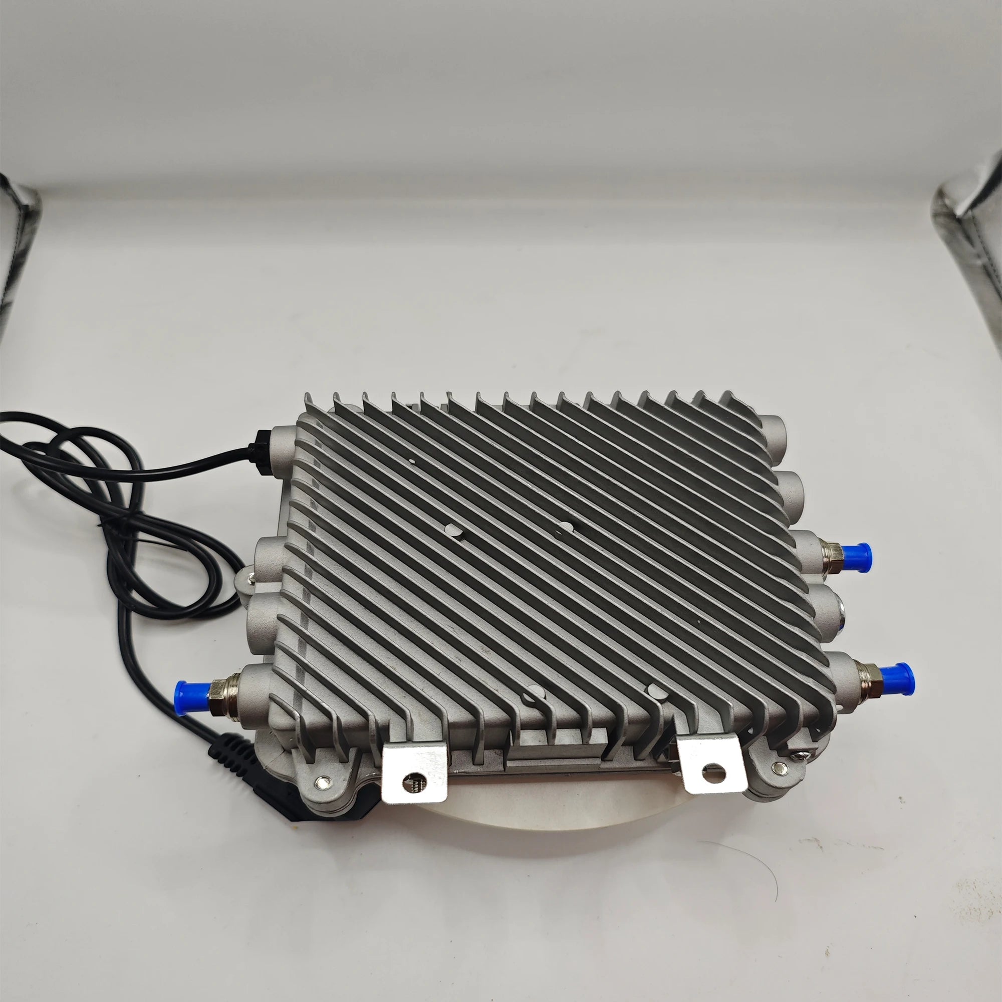 Bidirectional Amplifier 38db cable TV RF signal amplifier indoor type 45-860MHz 1 in 2 out, adjustable output Catv amplifier Oasis Select