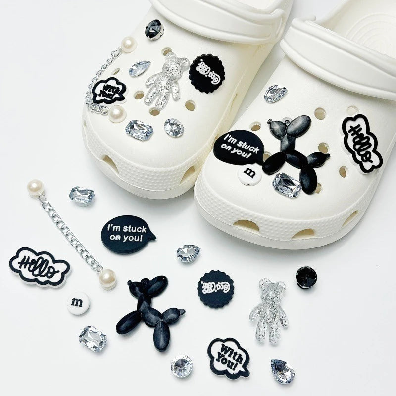 Fashionable shoe accessory set, with a shoe chain clasp, removable, suitable for sandals and flip-flops. Oasis Select