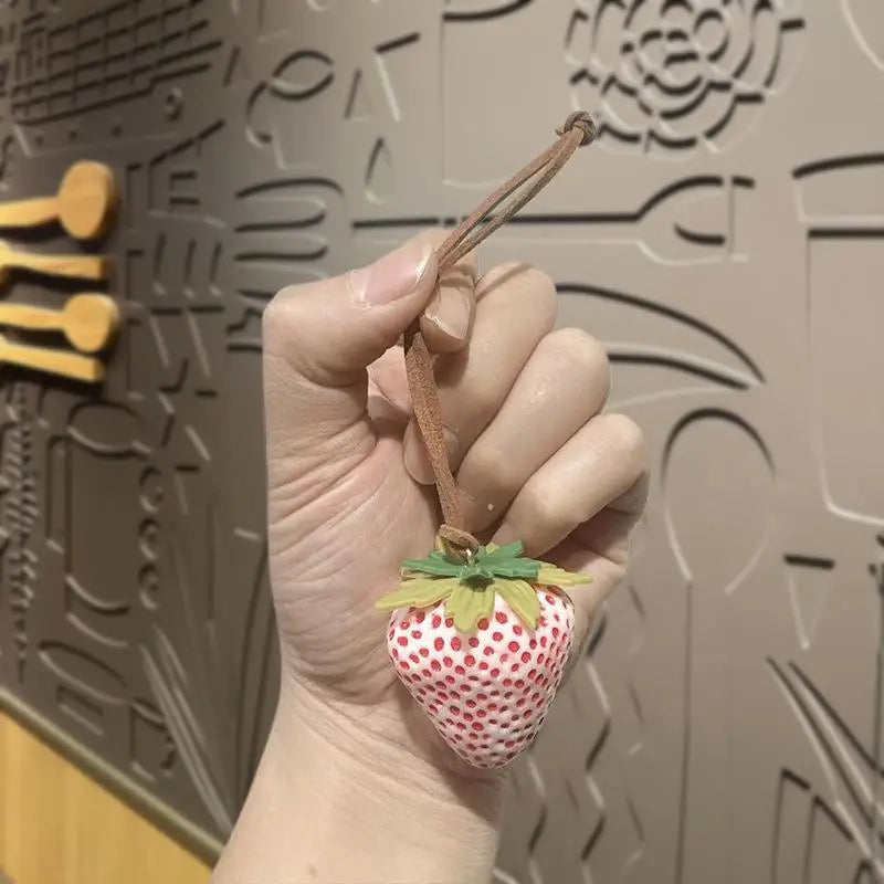 딸기백참 딸기 가방걸이 딸기 가방 참 백참 Strawberry bag charm 가방스트랩 딸기 참 colgantes de bolsos 가죽 백참 accessoires voiture femme fraise light charm Oasis Select A1
