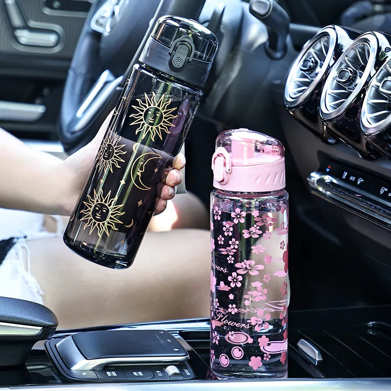 600ml Summer Daisy Plastic Straw Water Bottle, Leakproof Portable Drinking Cup for Outdoor Camping Clear Reusable Mug Ideal Gift Oasis Select