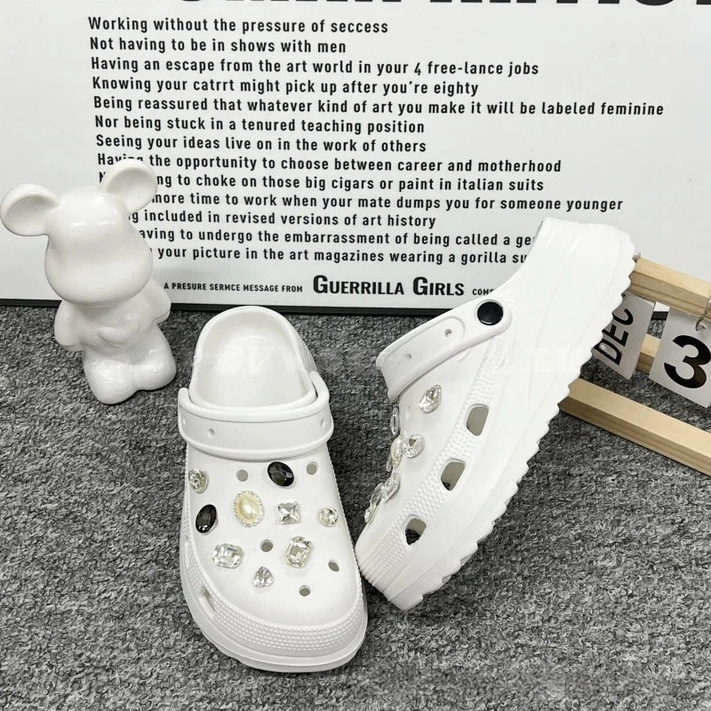 Fashionable shoe accessory set, with a shoe chain clasp, removable, suitable for sandals and flip-flops. Oasis Select