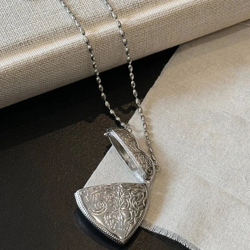 Heart Locket and Crossbody Bag Engraved Metal Necklace Photo Pendant Chain Necklaces Suitable for Memory Preservation Oasis Select