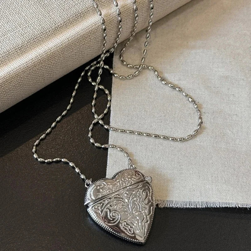 Heart Locket and Crossbody Bag Engraved Metal Necklace Photo Pendant Chain Necklaces Suitable for Memory Preservation Oasis Select