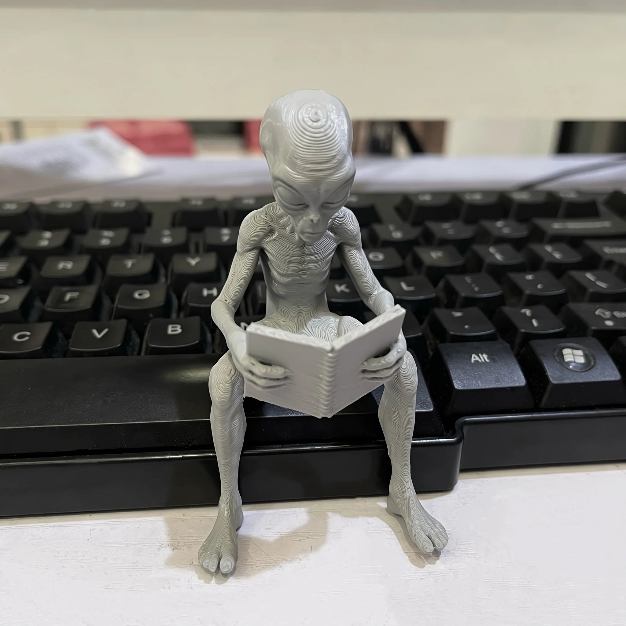 Reading Alien Mini Figurines 3D Printed Extraterrestrial Bookworm Statue Novelty Monitor Top Home Desktop Companion Office Decor Oasis Select