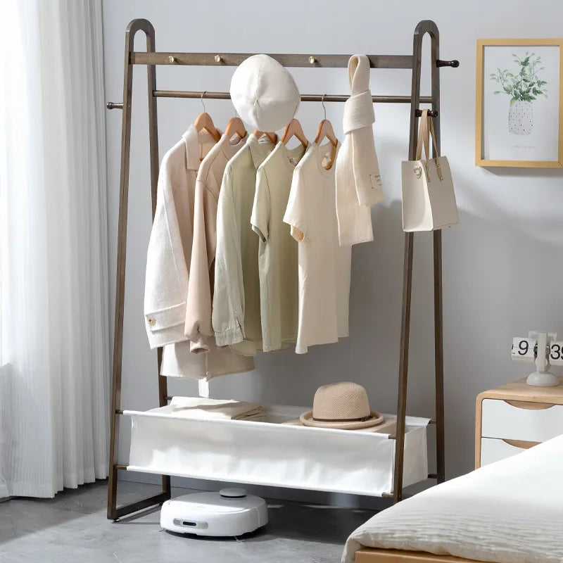 Hanging clothes shelves are placed at the end of the bedroom bed, and clothes artifacts are placed at night Oasis Select