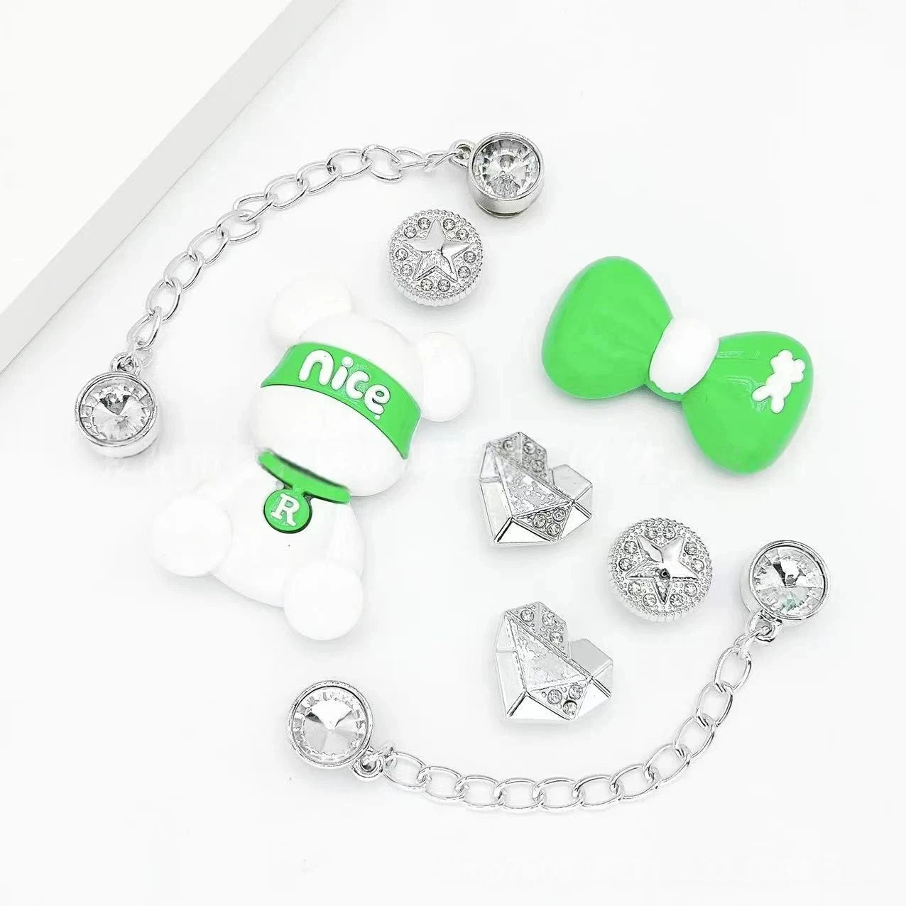 Fashionable shoe accessory set, with a shoe chain clasp, removable, suitable for sandals and flip-flops. Oasis Select