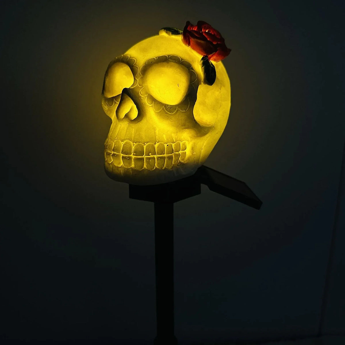 Solar-powered Devil Skull Lanterns Are Used To Decorate The Halloween Party and Insert Lights Oasis Select