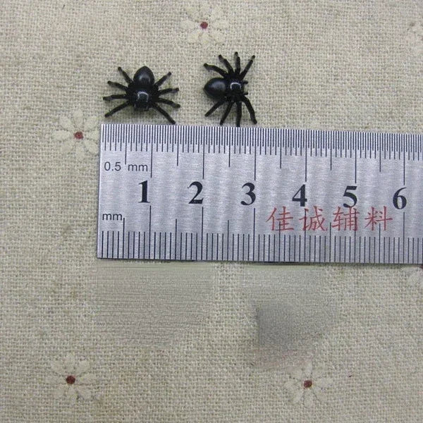 100/50Pcs Halloween Fake Spider Mini Luminous Plastic Spider Halloween Party Home Decoration Kids Tricky Prank Toy Haunted House Oasis Select