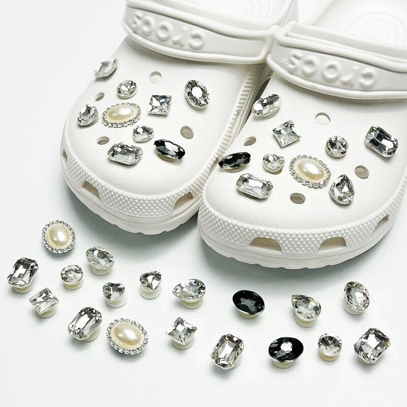 Fashionable shoe accessory set, with a shoe chain clasp, removable, suitable for sandals and flip-flops. Oasis Select