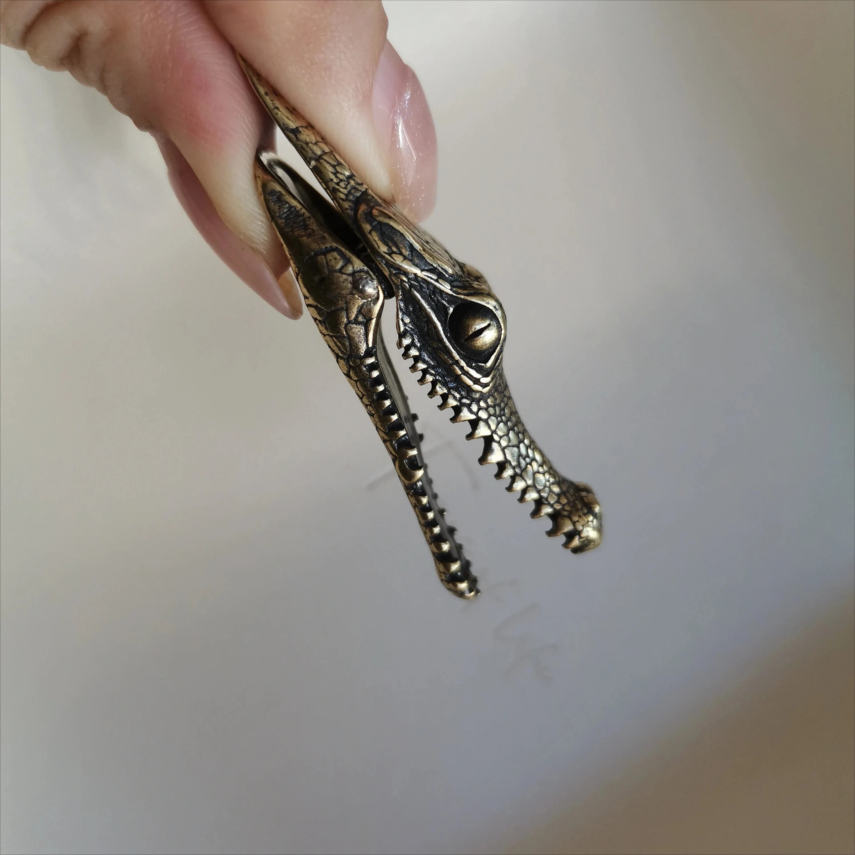 Retro Brass Crocodile Head Statue Mini Alligator Keychain Pendant Perfect Gift Brass Home Desk Ornament Feng Shui Decor Crafts Oasis Select