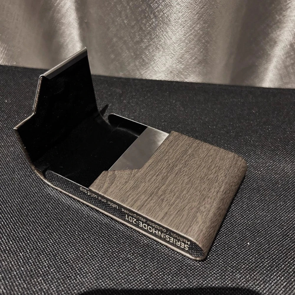 A Compact Wood-grain Cigarette Box with A Flip Lid Portable Magnetic Attraction Fashionable and Portable Men's Cigarette Box Oasis Select