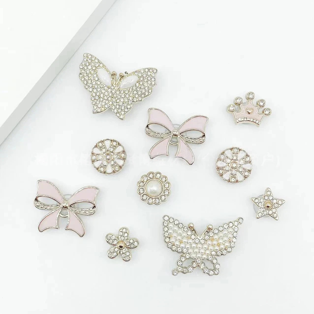 Fashionable shoe accessory set, with a shoe chain clasp, removable, suitable for sandals and flip-flops. Oasis Select CJ-090