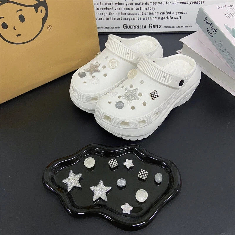 Fashionable shoe accessory set, with a shoe chain clasp, removable, suitable for sandals and flip-flops. Oasis Select
