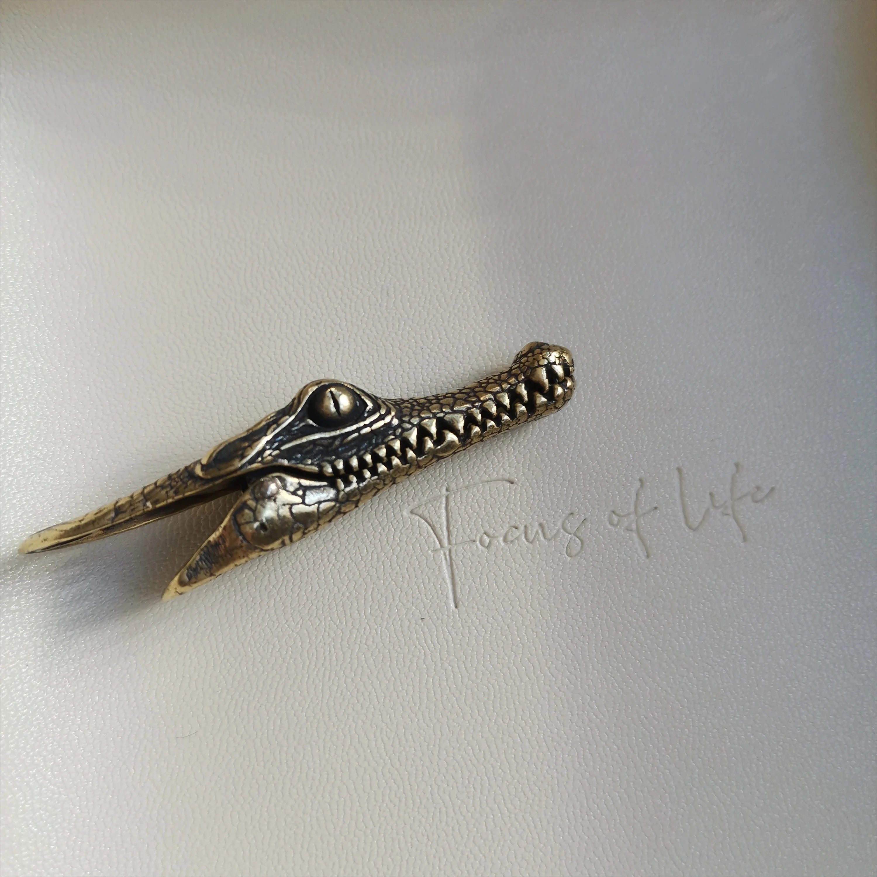 Retro Brass Crocodile Head Statue Mini Alligator Keychain Pendant Perfect Gift Brass Home Desk Ornament Feng Shui Decor Crafts Oasis Select