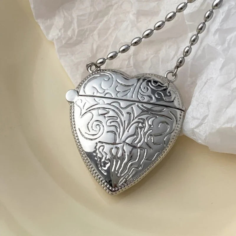 Heart Locket and Crossbody Bag Engraved Metal Necklace Photo Pendant Chain Necklaces Suitable for Memory Preservation Oasis Select