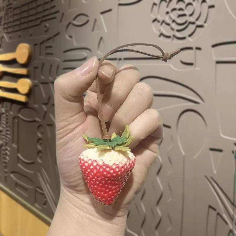 딸기백참 딸기 가방걸이 딸기 가방 참 백참 Strawberry bag charm 가방스트랩 딸기 참 colgantes de bolsos 가죽 백참 accessoires voiture femme fraise light charm Oasis Select A4