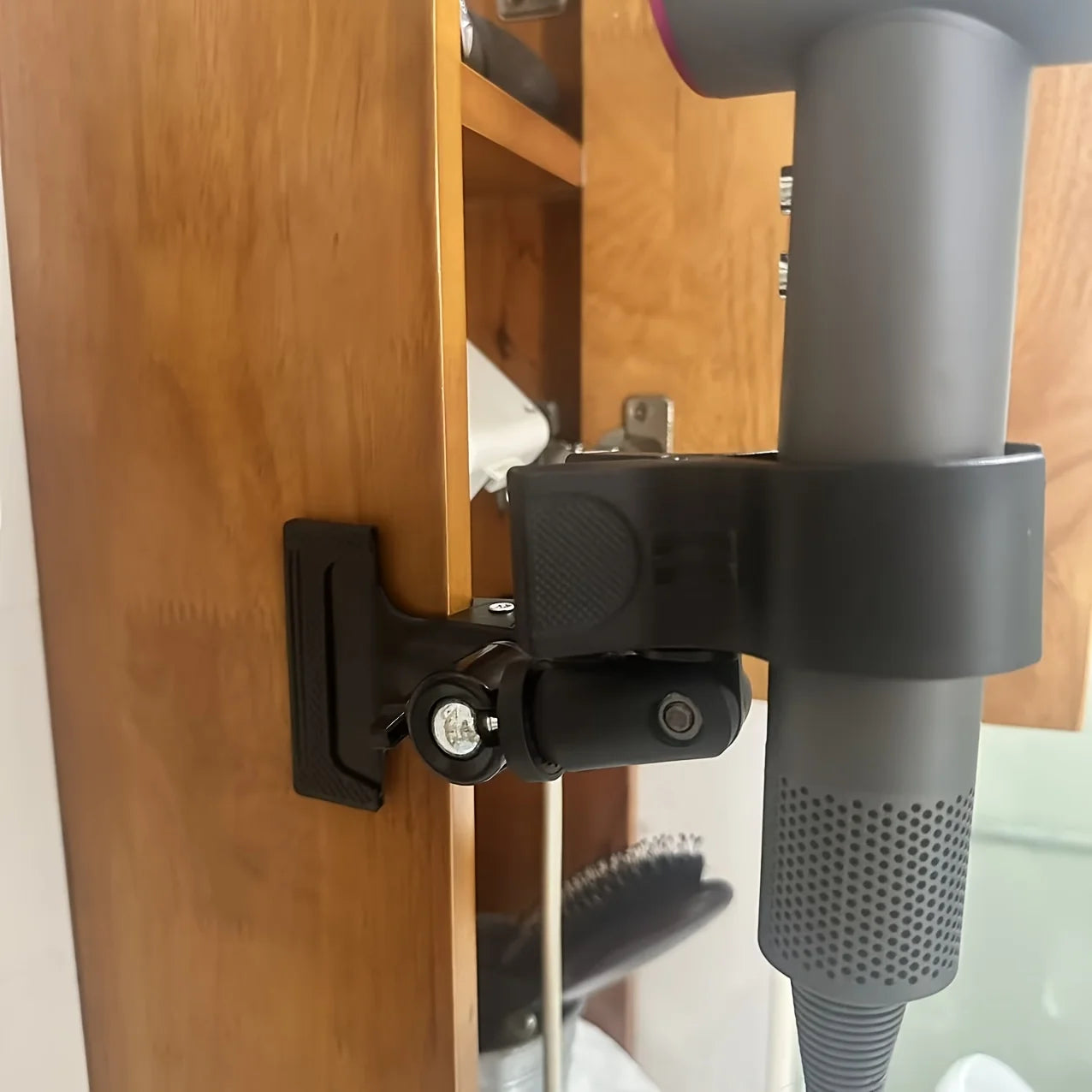 Clip-on Hair Dryer Holder Heavy-duty Metal Wall Mount Bracket Hands-free Storage Stand for Bathroom Bathroom Accessories Oasis Select