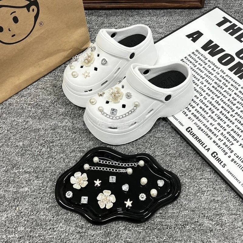 Fashionable shoe accessory set, with a shoe chain clasp, removable, suitable for sandals and flip-flops. Oasis Select