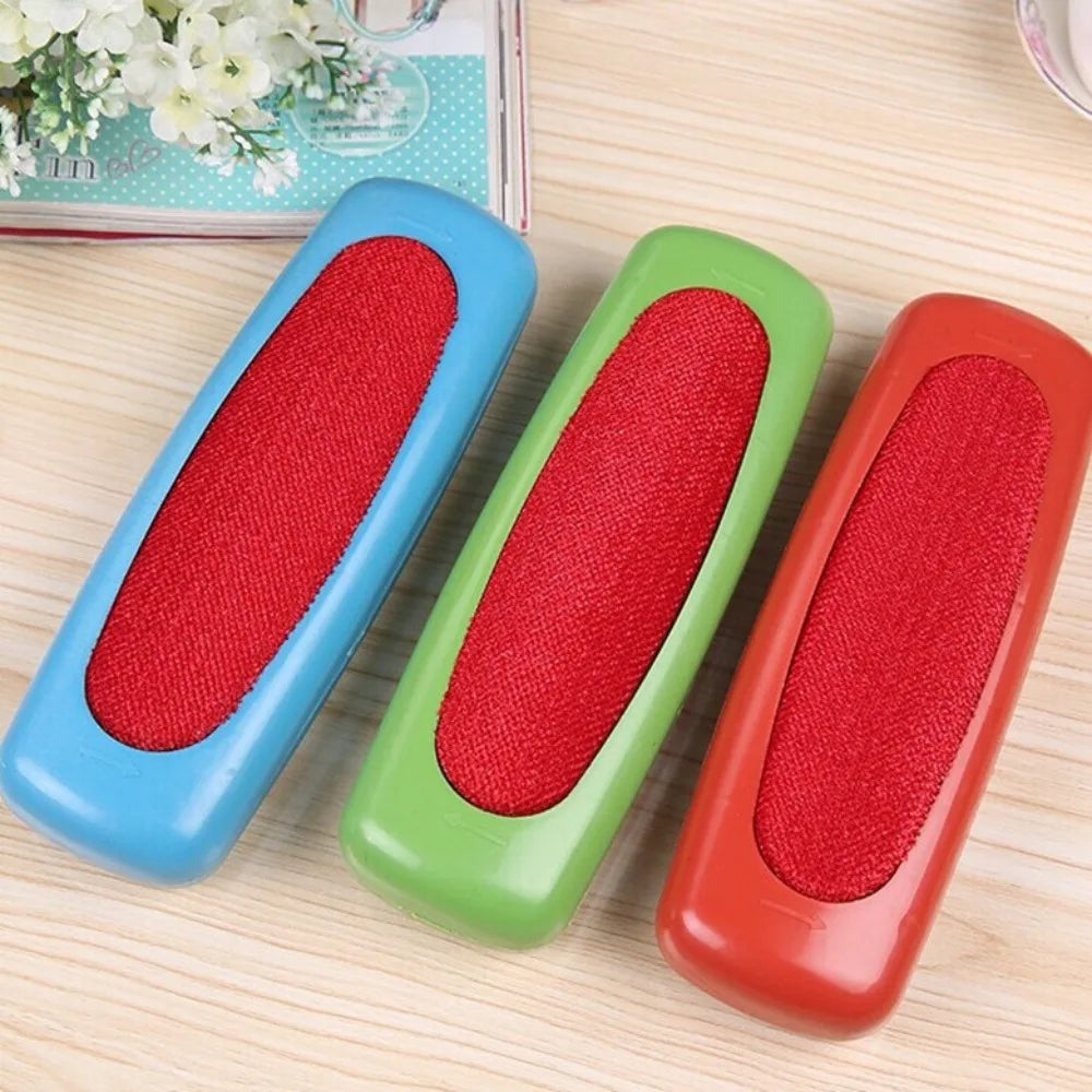 Cloth Dust Removal Brush Random Color Plastic Sweeper Carpet Dust Brush High Quality Crumb Sweeper Fluff Cleaner Cleaning Tools Oasis Select
