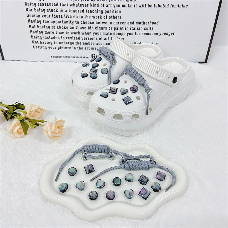 Fashionable shoe accessory set, with a shoe chain clasp, removable, suitable for sandals and flip-flops. Oasis Select