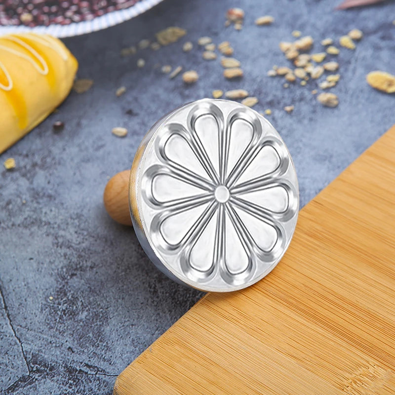 6/3/1 Cookie Cutter Aluminum Alloy Cookie Stamps Wooden Handle Smile Heart Pattern DIY Hand Press Cookie Mold for Festival Party Oasis Select chrysanthemum