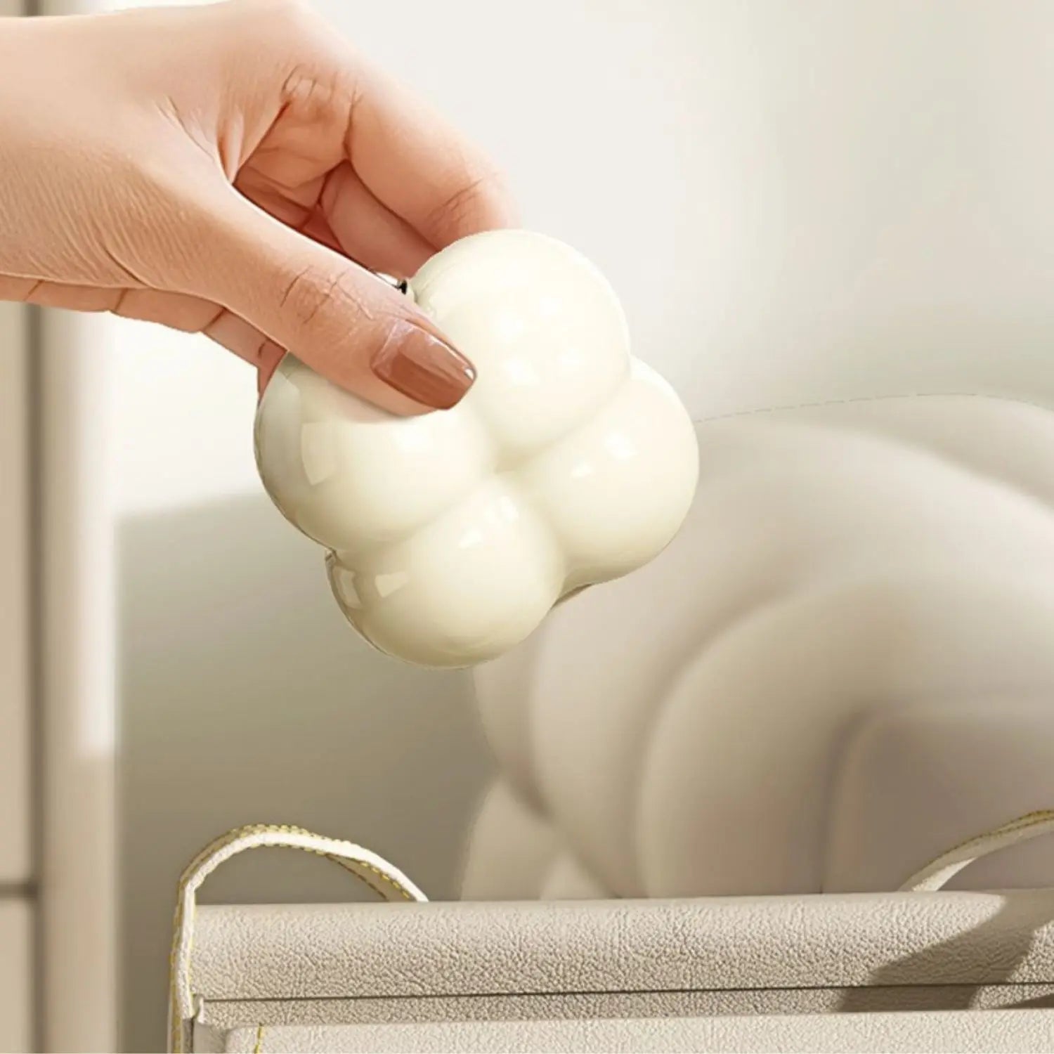 7-Day Portable Flower-Shaped Pill Organizer Compact Medication Divider Box with Individual Compartments for Daily Use Oasis Select