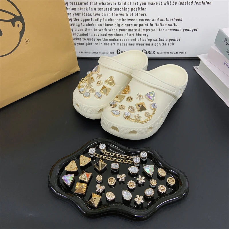 Fashionable shoe accessory set, made of metal, with a shoe chain clasp, removable, suitable for sandals and flip-flops. Oasis Select