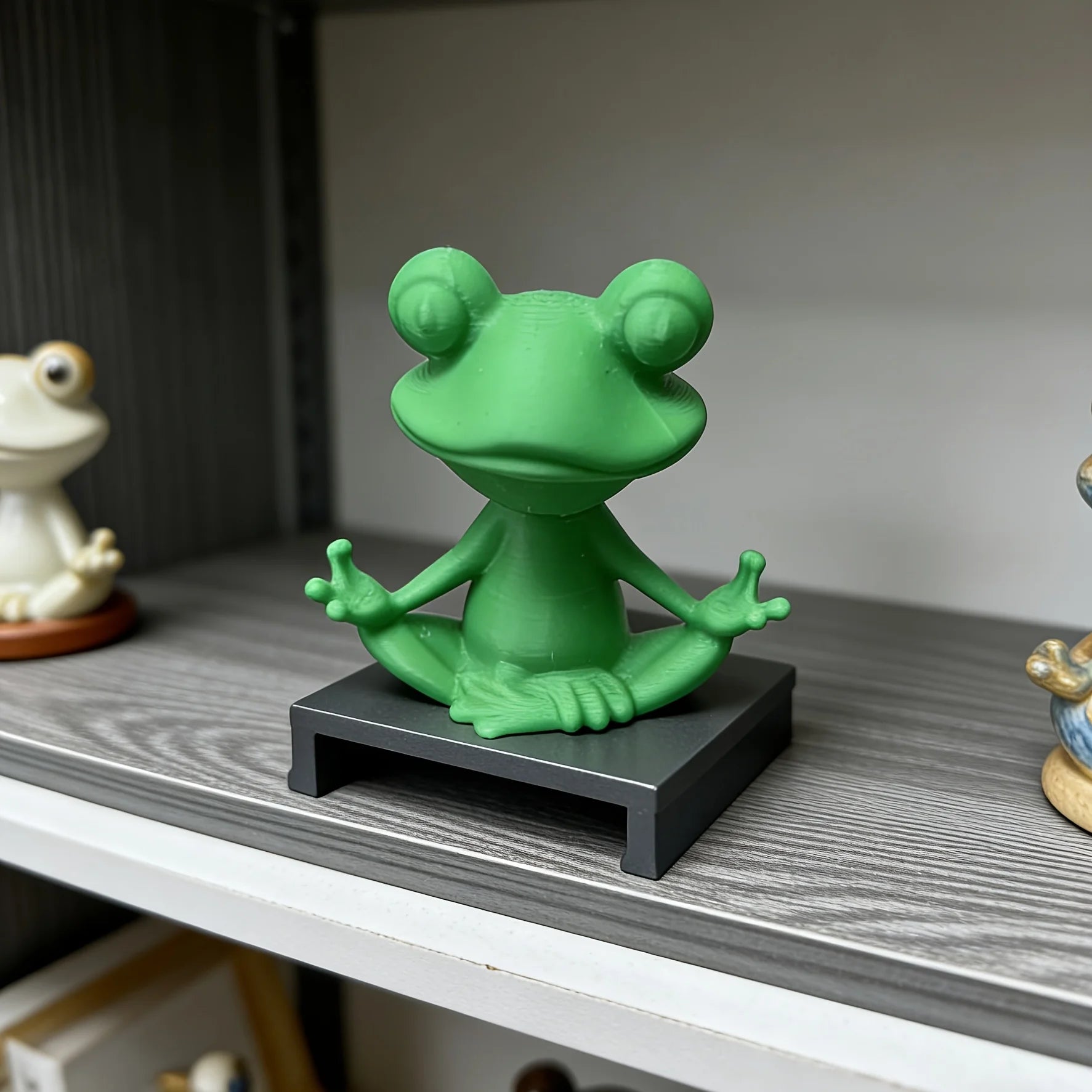 3D Meditation Frog Statue Yoga Lotus Pose Stable Cross Base Plastic Indoor and Outdoor Zen Statue Bookshelf Small Sculpture Oasis Select