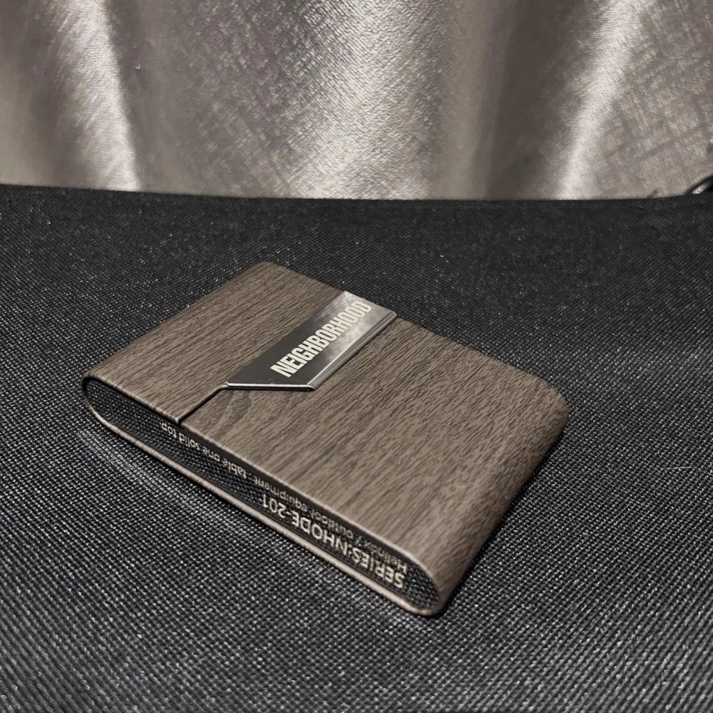 A Compact Wood-grain Cigarette Box with A Flip Lid Portable Magnetic Attraction Fashionable and Portable Men's Cigarette Box Oasis Select