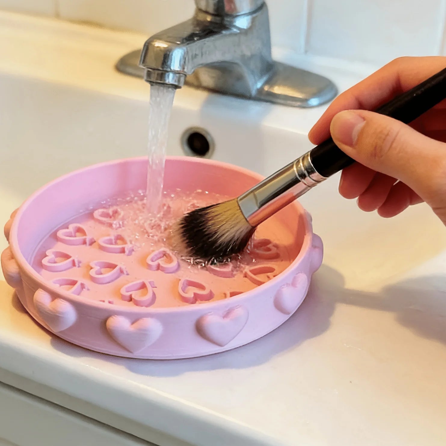 Cute Heart Pattern Brush Cleaning Tray Desktop Beauty Cleaning Tool Makeup Brush Cleaner Bowl Portable Cleaning and Storage Tool Oasis Select