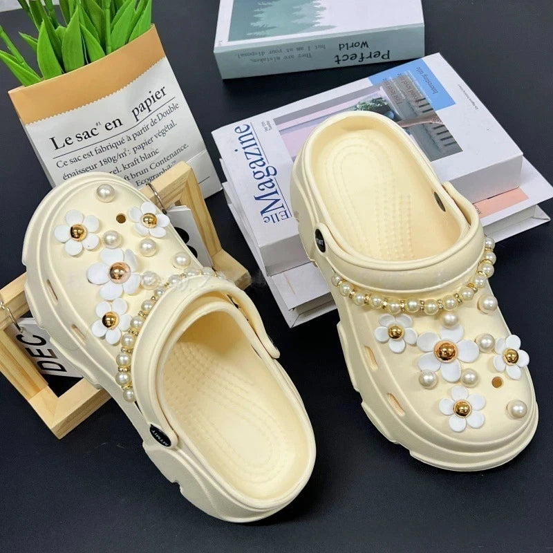 Fashionable shoe accessory set, with a shoe chain clasp, removable, suitable for sandals and flip-flops. Oasis Select