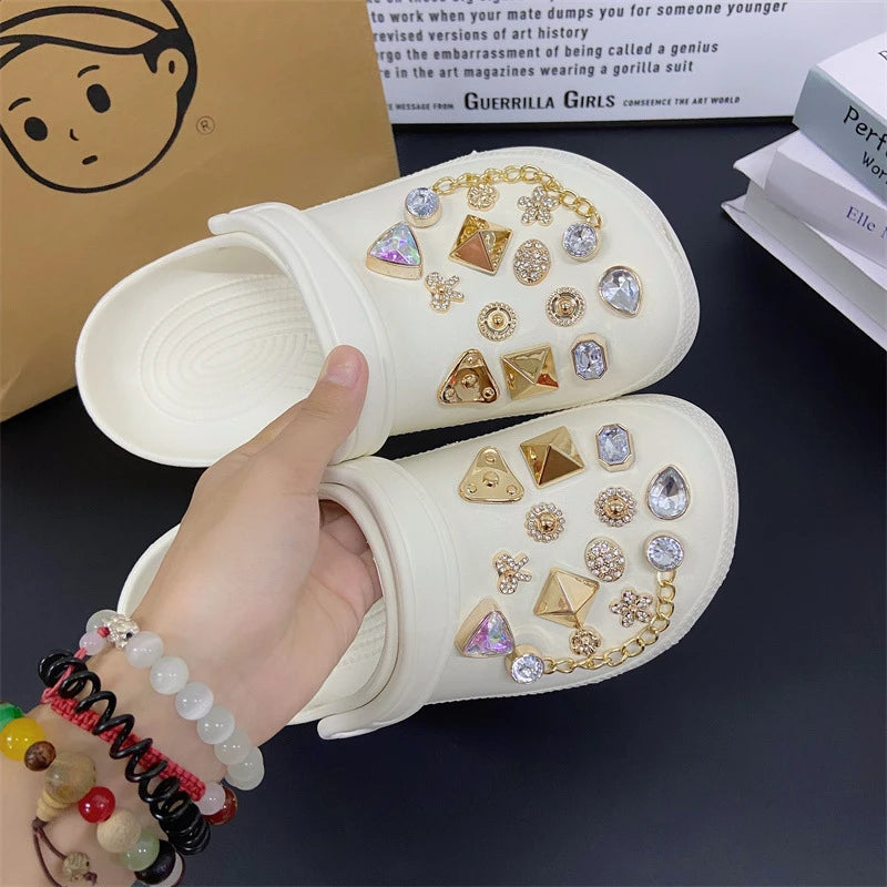 Fashionable shoe accessory set, made of metal, with a shoe chain clasp, removable, suitable for sandals and flip-flops. Oasis Select