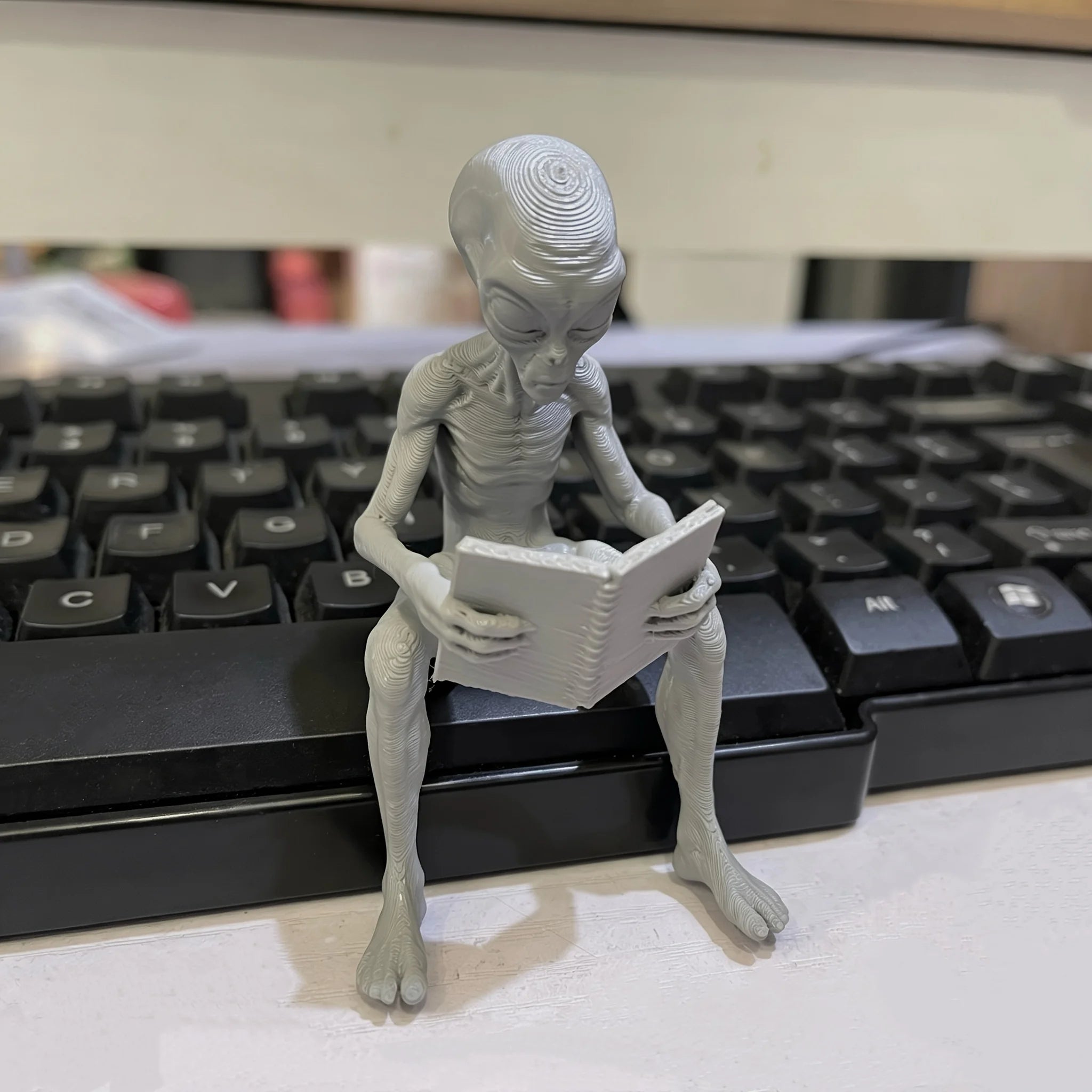Reading Alien Mini Figurines 3D Printed Extraterrestrial Bookworm Statue Novelty Monitor Top Home Desktop Companion Office Decor Oasis Select