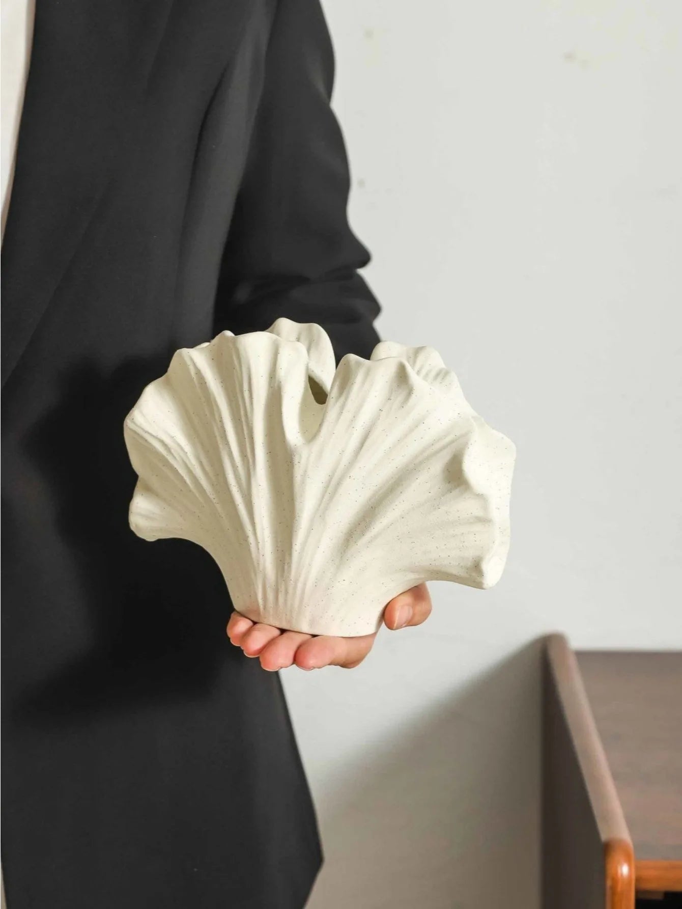 Ceramic Leaf Shaped Flower Vase Nordic Retro Homestay Living Room Vase Desktop Ornament Dry and Wet Flower Bottle Home Decor Oasis Select