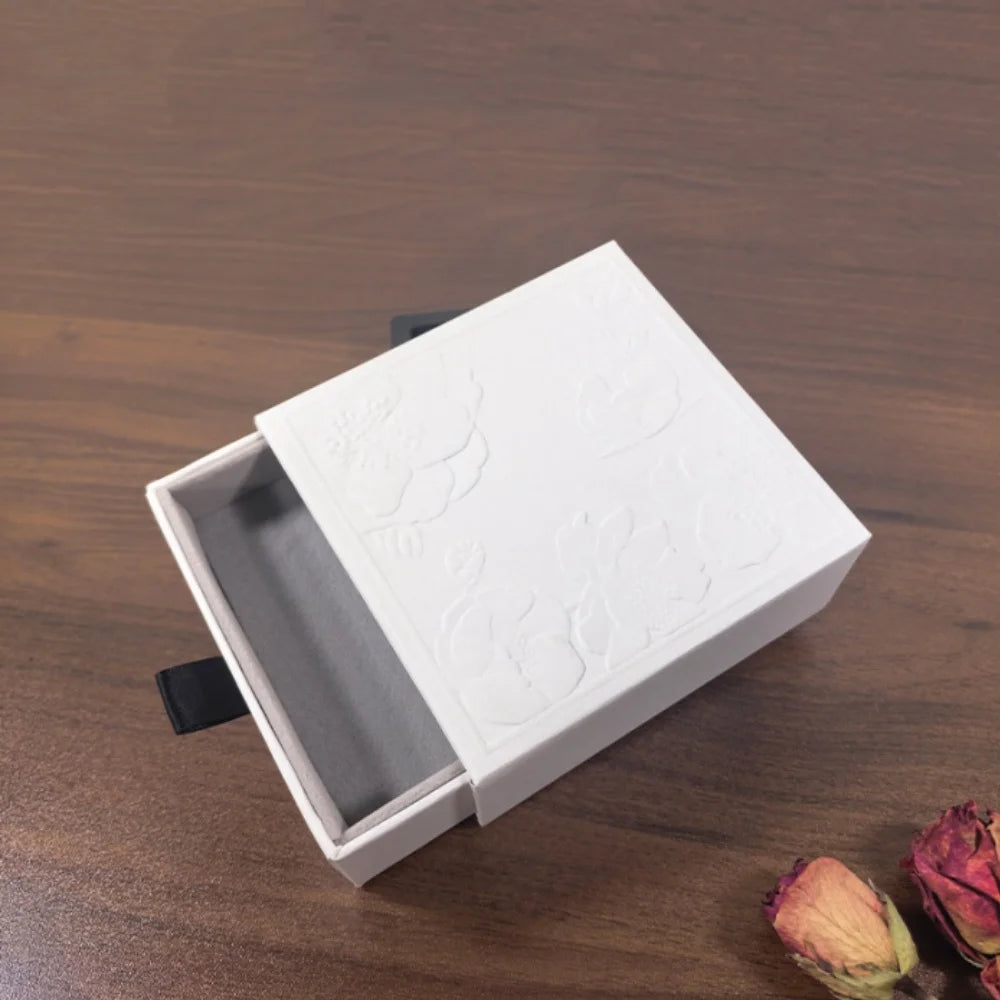 Relief Embossed Jewelry Packaging Box Heaven and Earth Cover Necklace Ring Storage Creative Design High-end Drawer Jewelry Box Oasis Select White